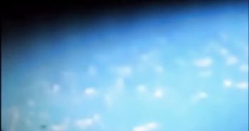 外太空实拍三个UFO不明飞行物快速飞过_0