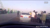 中国高速路上空发现UFO，路人纷纷下车拍照