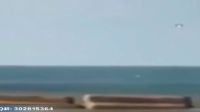 海滩上UFO缓缓飞过 外星人来度假