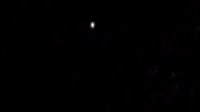 看到并成功拍下白色不明发光体UFO出现在夜空中