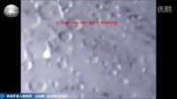 UFO飞碟越过月球的瞬间的图片