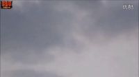 实拍悬浮在天空的条状UFO，疑似一个光人在空中行走的图片