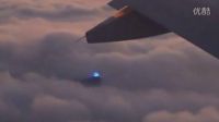 老外乘坐飞机 意外拍到泛着蓝光的UFO飞碟躲在云层里 - 外星人UFO真相_说飞碟探索ET外星人_揭秘不明飞行物之谜的网站