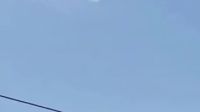 天空有朵奇怪的云会翻滚会闪光难道是外星人伪装的UFO的图片