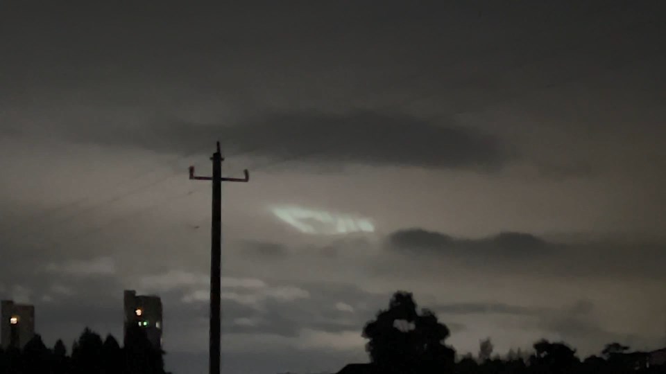 【异象】台州市夜空惊现UFO光带！色彩变幻闪烁，让人惊叹！🚀🌈✨